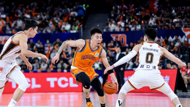 华体会APP-上海男篮VS深圳！卢伟冲击10连胜，张镇麟对位贺希宁，央视直播