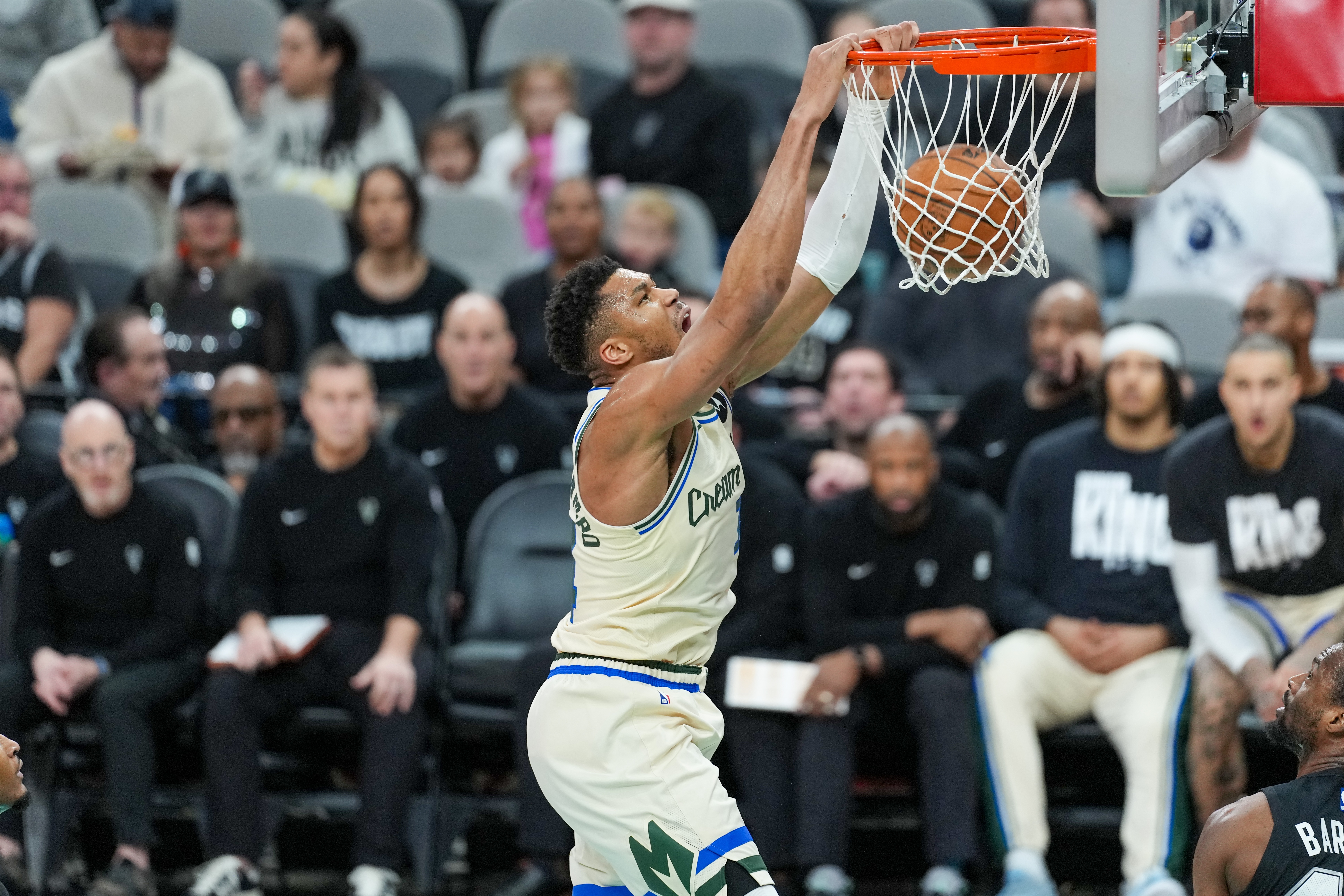 休赛期再战!队记:森林狼可能在今年夏天再次尝试引进字母哥