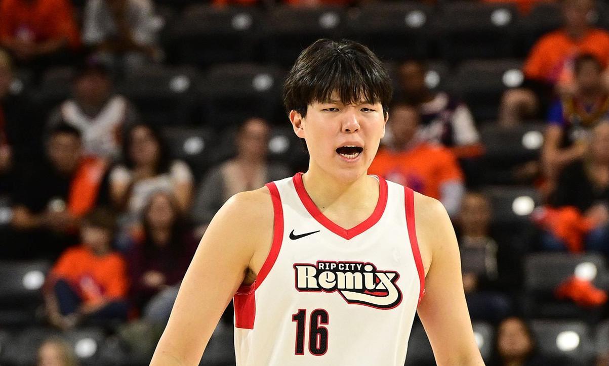 华体会体育-轰31+8创生涯纪录！杨瀚森闪耀G联赛：16中14太准，大秀勾手绝活