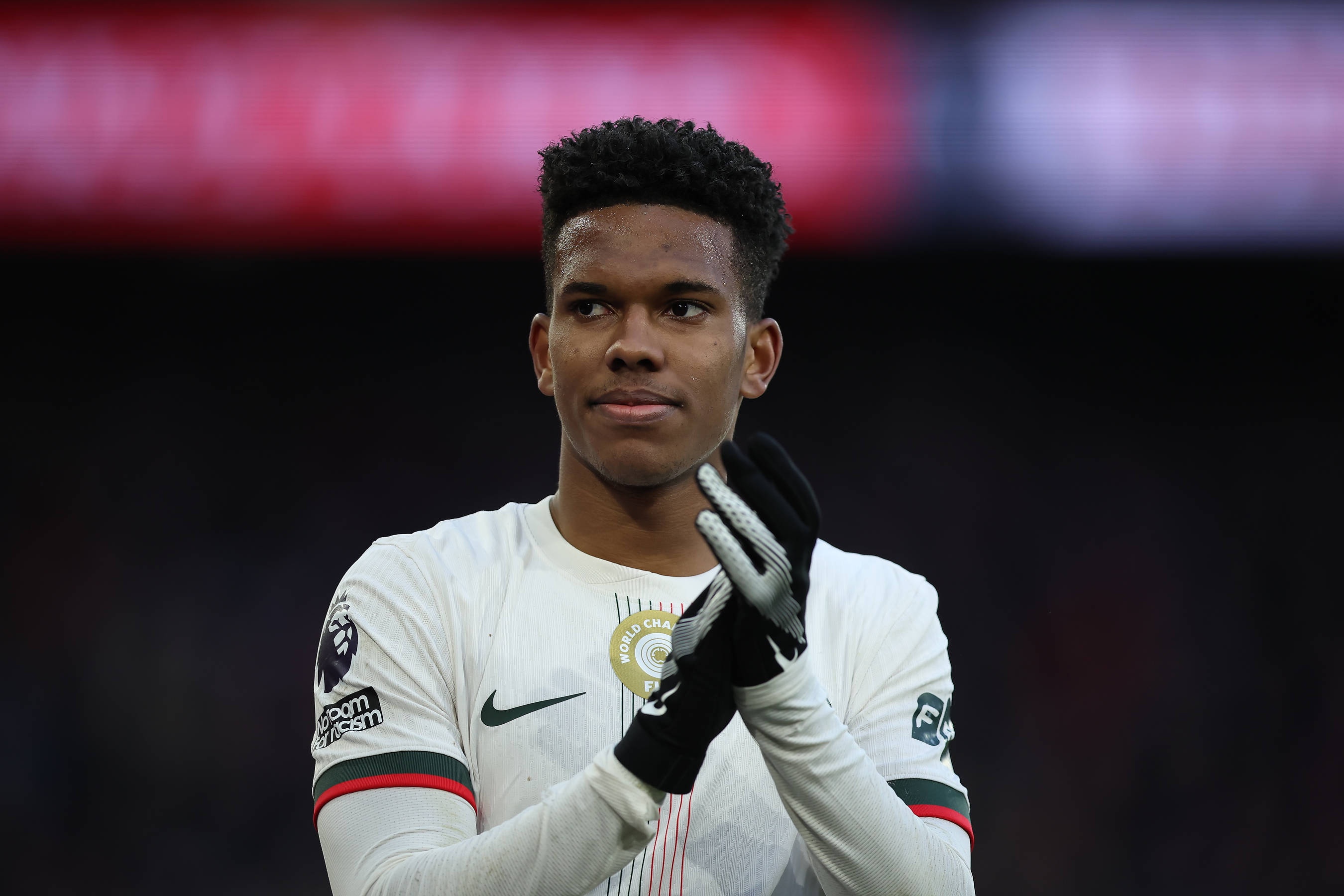 记者：埃斯特旺参与切尔西训练，里斯·詹姆斯、约恩森没有参加